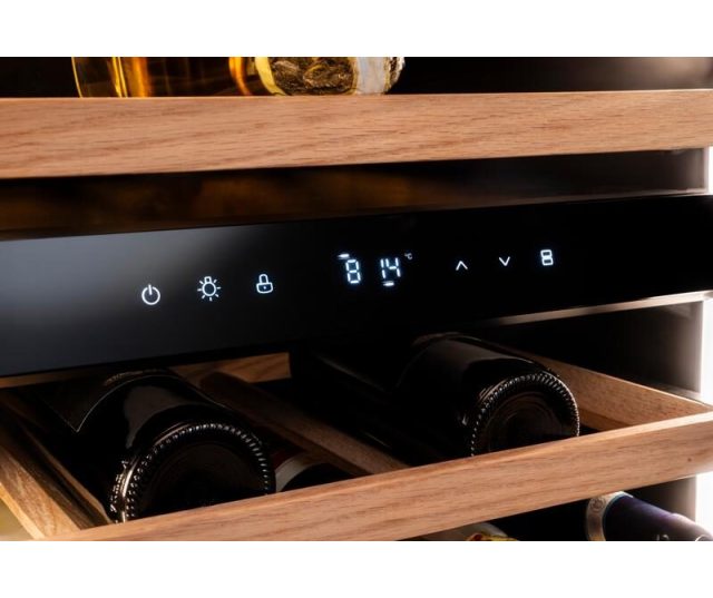 Bertazzoni wijnkoelkast ingebouwd in moderne keuken aan rechterkant, zwarte afwerking