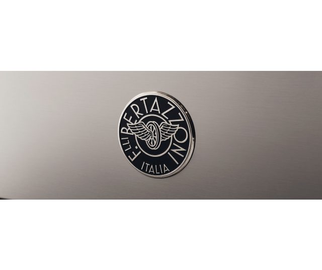 Bertazzoni logo-embleem op de MPL95I1ENEC inductie fornuis in zwart/rvs design