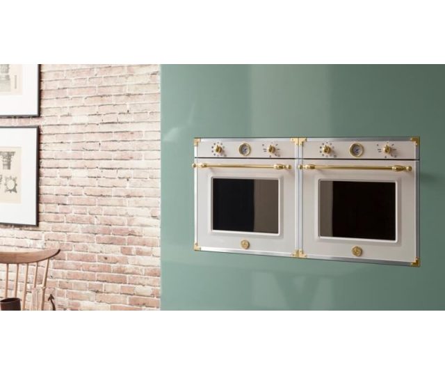 Bertazzoni F609HEREKTAG twee inbouwovenkasten naast elkaar gemonteerd in groene keukenwand met baksteenachtergrond
