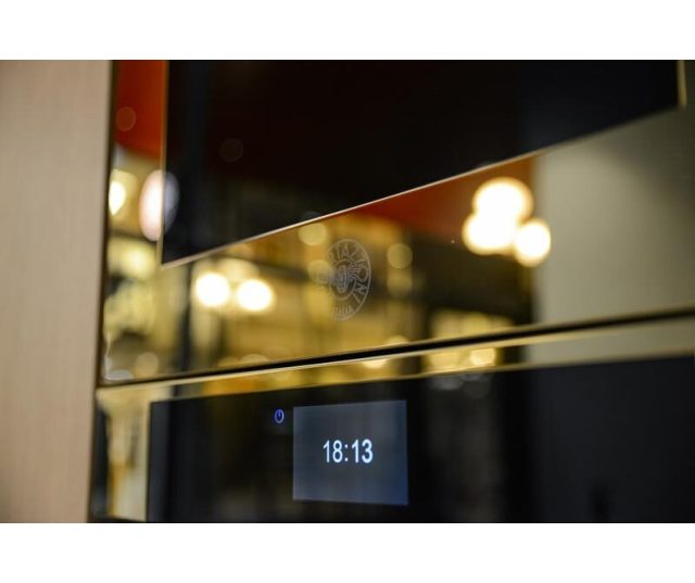 Bertazzoni FMOD6117CTG3 combi-stoomoven detail digitaal touchscreen bedieningspaneel met tijd-display
