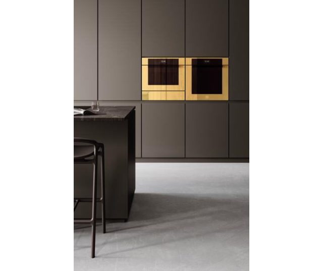 Bertazzoni FMOD6117CTG3 combi-stoomoven dubbele inbouw in moderne keuken met grijs wandpaneel
