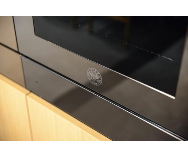 Bertazzoni FMOD6117CTS3 combi-stoomoven close-up Bertazzoni logo op framebalk