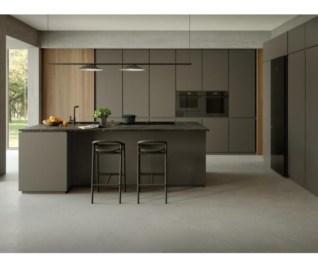 Bertazzoni FMOD6117CTS3 combi-stoomoven dubbel ingebouwd in moderne grijze keuken met keukeneiland