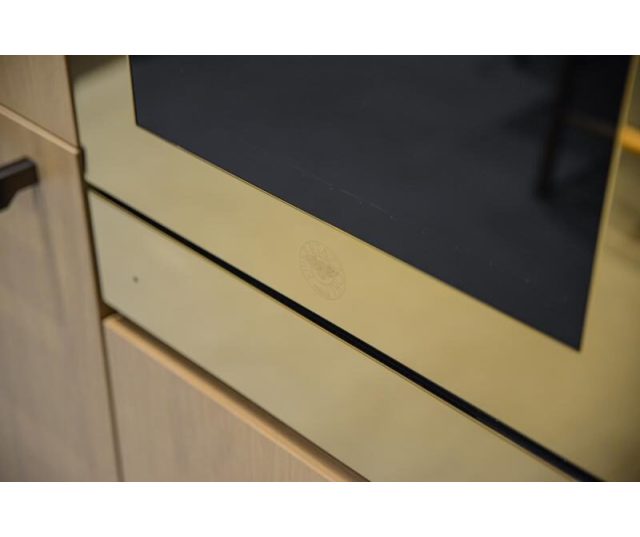 Bertazzoni FMOD6117PTg3 compacte oven detail onderkant met geel paneel en Bertazzoni-logo