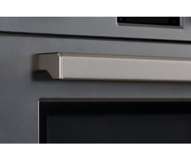Roestvrij stalen deurgreep van Bertazzoni FPRO4077MTN3 oven met magnetron in detail