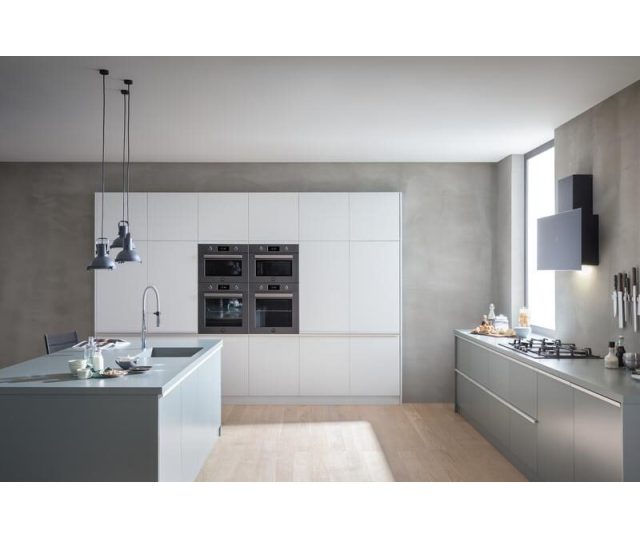 Bertazzoni FPRO4077MTN3 oven met magnetron in moderne keukensituatie met dubbele inbouw naast fornuis
