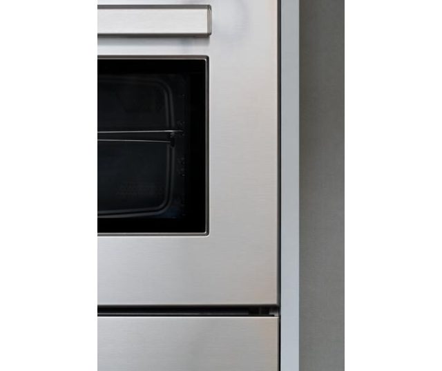 Geopende magnetron-deur van Bertazzoni FPRO4077MTX3 met zicht op interieur