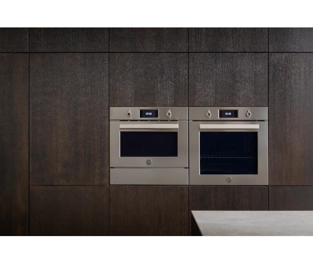 Bertazzoni FPRO4077MTX3 dubbele magnetron-oven ingebouwd in donkere keukenkasten