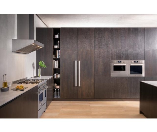 Bertazzoni FPRO4077MTX3 magnetron-oven in moderne keuken met gasfornuis en afzuigkap