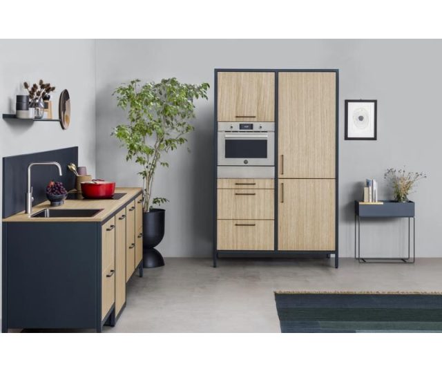 Bertazzoni FPRO4077MTX3 magnetron-oven ingebouwd in houten keukenkast opstelling