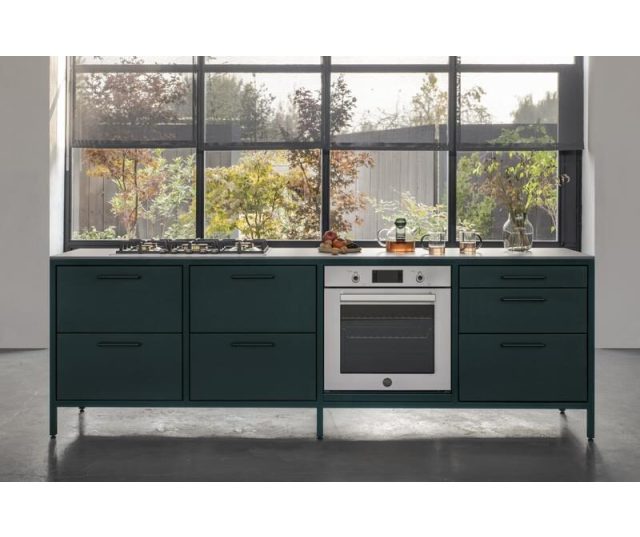 Bertazzoni FPRO6117CTX3 ingebouwd in keukensituatie rechts met groene kasten en tweede oven