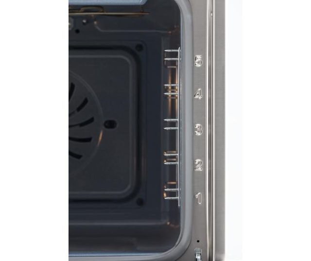 Deurgreep en deurdetail van Bertazzoni FPRO6117CTX3 met reflecterende afwerking