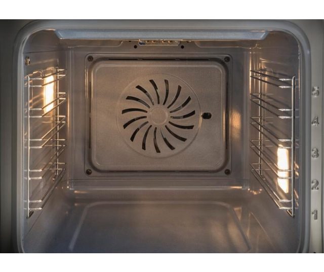Interieur van Bertazzoni FPRO6117CTX3 met verlichte oven en braadpan met geroosterd vlees