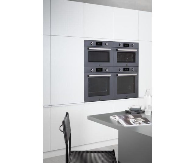 Bertazzoni FPRO6117PTN3 vier ovens ingebouwd in moderne keukenkasten met witte fronten