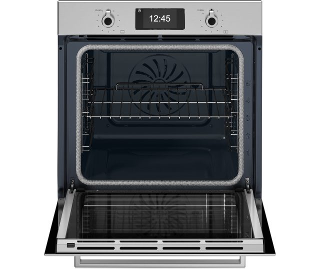 Bertazzoni FPRO6117PTX3 oven met geopende deur, zicht op rooster en oveninterieur