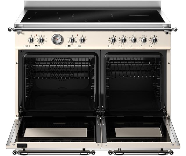 Bertazzoni HER105I2EAVT2 fornuis met geopende ovendeurs en zichtbare roosters
