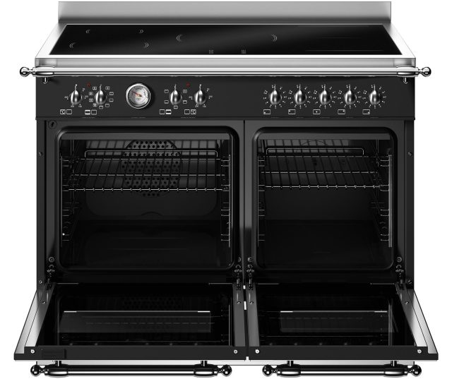 Bertazzoni HER105I2ENET2 fornuis met geopende ovendeur en zichtbare ovenruimtes met roosters