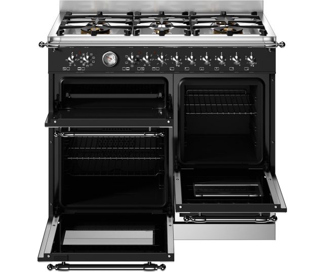 Bertazzoni HER106L2ENET2 fornuis met geopende ovendeuren toont interieur van beide ovens en uitschuifbare pan onderaan