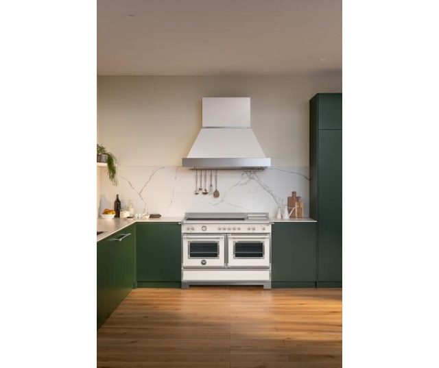 Bertazzoni HER125I2EAVT2 fornuis in witte keuken ingebouwd tussen groene kasten