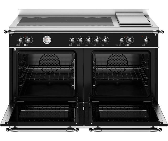 Bertazzoni HER125I2ENET2 fornuis met geopende ovendeuren, roosters en laden zichtbaar