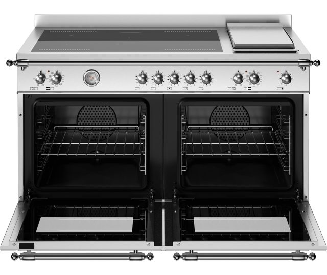 Bertazzoni HER125I2EXT2 fornuis met geopende ovendeur, zichtbare roosters en verwisselbare pizzasteen