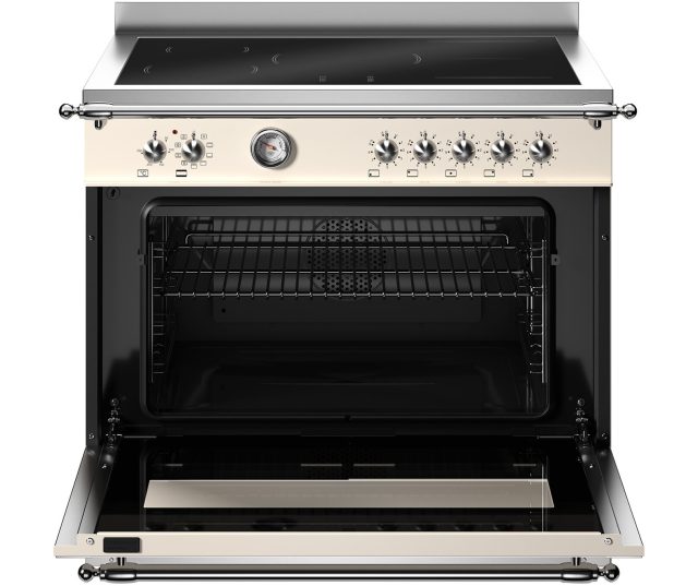 Bertazzoni HER95I1EAVT2 fornuis met geopende ovenlade en zichtbaar oveninterieur met rooster