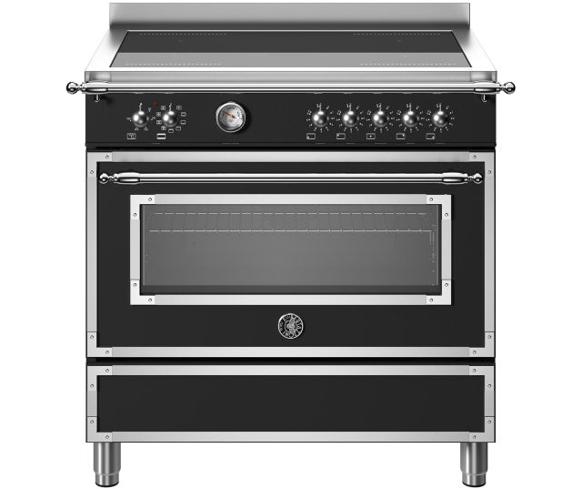 Bertazzoni HER95I1ENET2 fornuis vooraanzicht met inductiekookplaat, bedieningspaneel en geopende ovenlade
