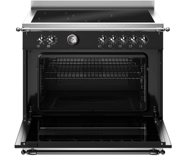 Bertazzoni HER95I1ENET2 fornuis met geopende oven en zichtbare roosterhoogte