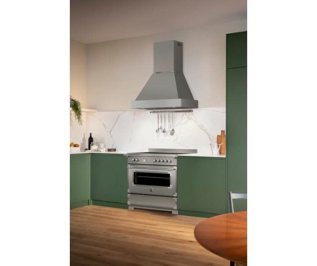 Bertazzoni HER95I1EXT2 fornuis ingebouwd in groene keuken met afzuigkap en marmeren achterwand