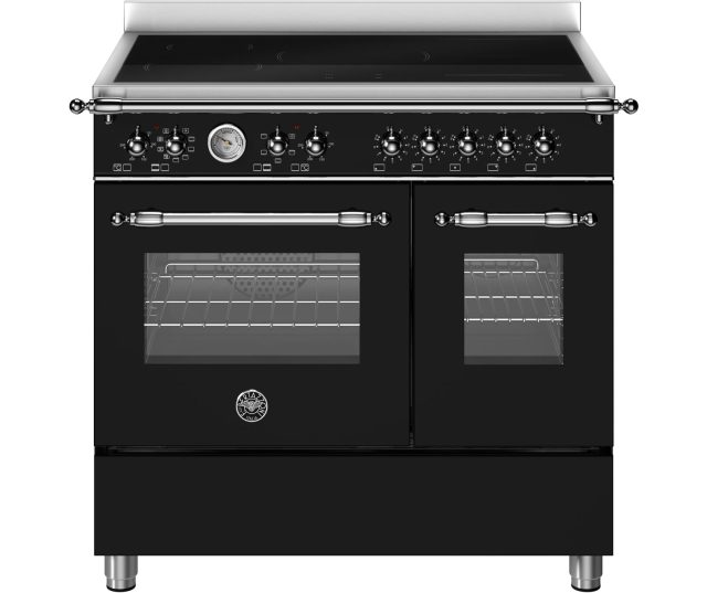 Bertazzoni HER95I2ENEC2 fornuis vooraanzicht met inductiekookplaat, bedieningspanelen en twee ovens