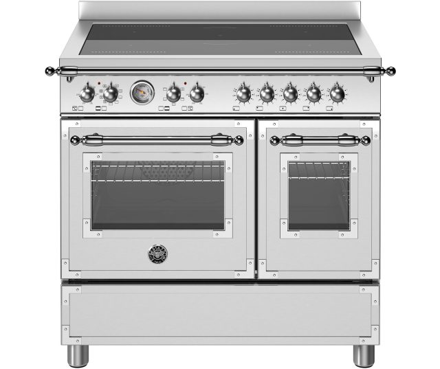 Bertazzoni HER95I2EXT2 fornuis, vooraanzicht met inductiekookplaat, bedieningsknoppen en twee ovens met gesloten deuren