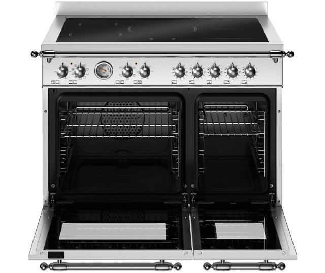 Bertazzoni HER95I2EXT2 fornuis met geopende ovendeuren, zichtbare roosters en uitschuifbare bakplaten
