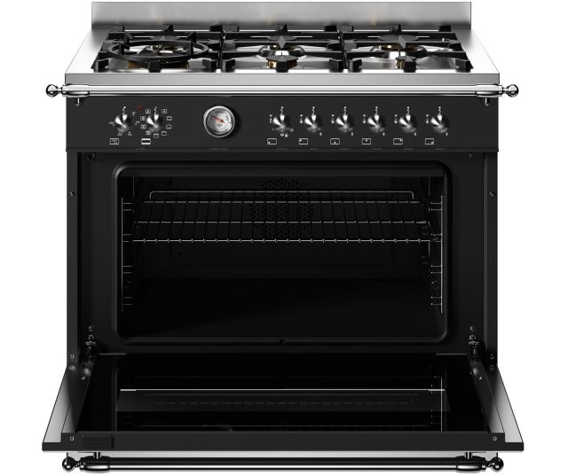 Bertazzoni HER96L1ENET2 fornuis met geopende oven en interieur met roosterelementen