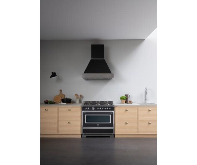 Bertazzoni HER96L1ENET2 fornuis ingebouwd in houten keukenelement met zwarte afzuigkap
