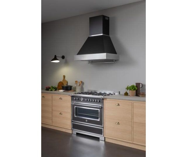 Bertazzoni HER96L1ENET2 gas-fornuis geïnstalleerd in keuken onder zwarte wandafzuigkap