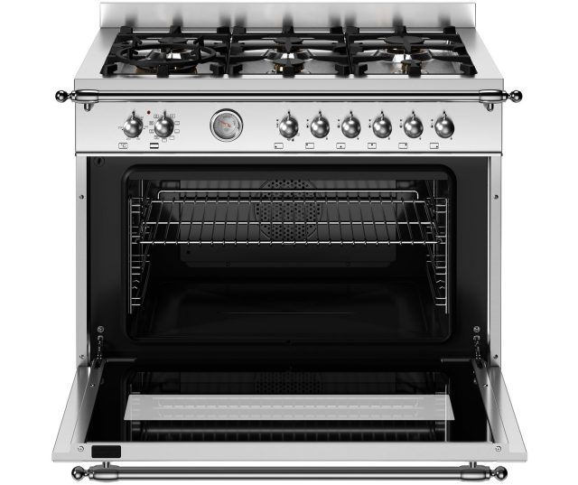 Bertazzoni HER96L1EXT2 fornuis met geopende ovendeur en zichtbaar interieur met roosters