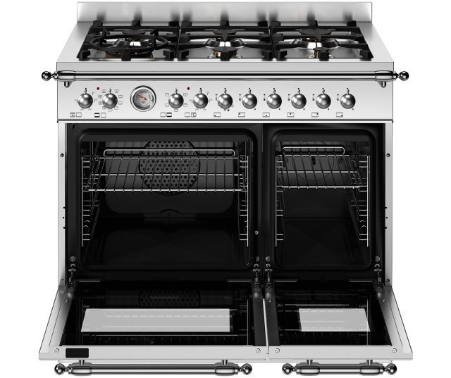 Bertazzoni HER96L2EXT2 fornuis met geopende ovendeur waarin roosters zichtbaar zijn en uitklapbare pan