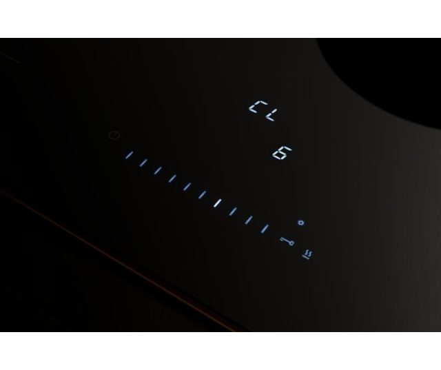 Bertazzoni inductie kookplaat bedieningspaneel detail met blauwe touch-controles en digitale display