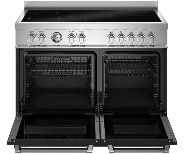 Bertazzoni MAS105I2ENET2 fornuis met geopende ovendeuren en zichtbare roosters