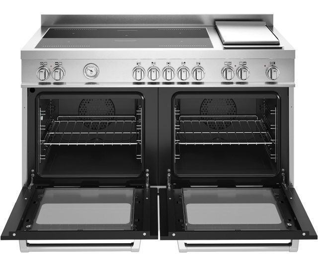 Bertazzoni MAS125I2ENET2 fornuis met geopende ovendeuren en uitschuifbare bakplaten