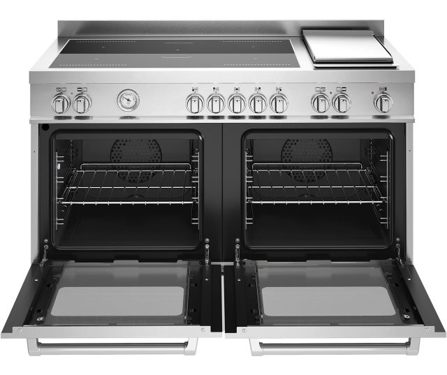 Bertazzoni MAS125I2EXT2 fornuis met geopende ovendeuren, interieur ovens met roosters en uitschuifbare bakplaten