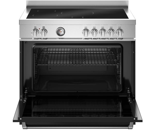Bertazzoni MAS95I1ENET2 fornuis met geopende ovendeur en zichtbare oveninterieur met roosters