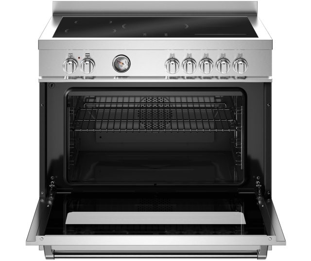 Bertazzoni MAS95I1EXT2 fornuis met geopende ovendeur, oven interieur met rooster en uitschuifbare pan zichtbaar