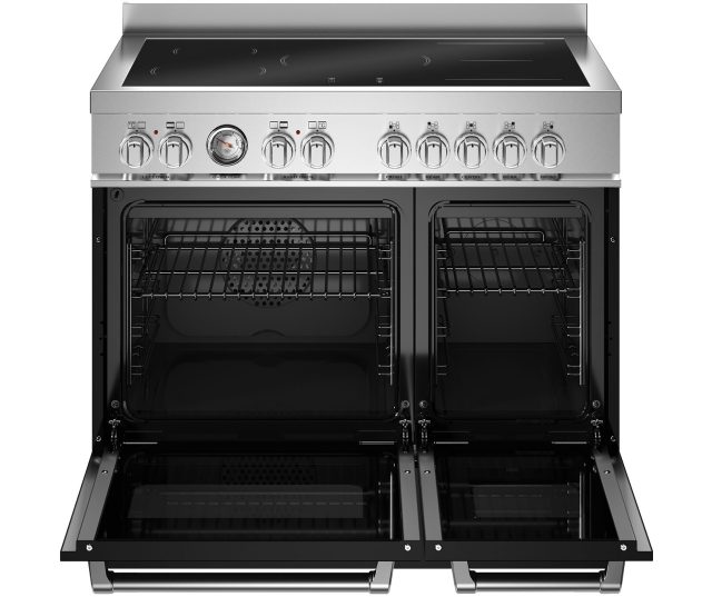 Bertazzoni MAS95I2ENET2 fornuis met geopende ovendeuren toont oven-interieur met roosterhaken