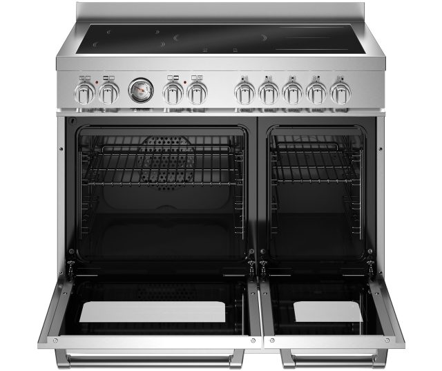 Bertazzoni MAS95I2EXT2 fornuis met geopende ovendeuren, roosterkorf en onderkastjes zichtbaar