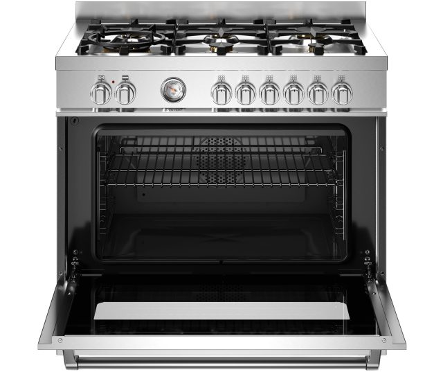 Bertazzoni MAS96L1EXT2 fornuis met geopende ovendeur, zichtbaar rooster en interieur