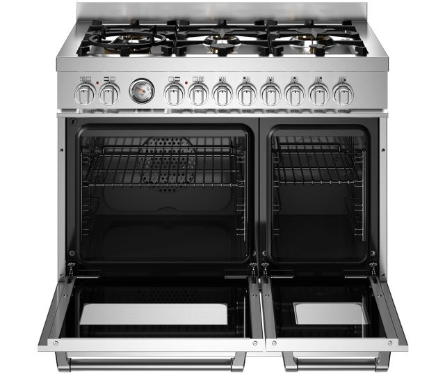 Bertazzoni MAS96L2EXT2 fornuis met geopende ovendeuren en uitgetrokken grillpannen