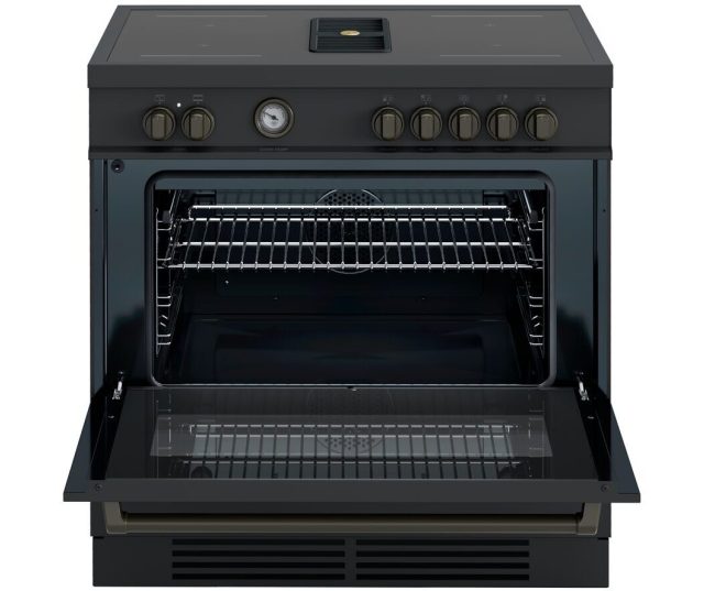 Bertazzoni MASCH94I1ENET fornuis geopende deur toont interieur met roosterhaken en warmhoudplaat