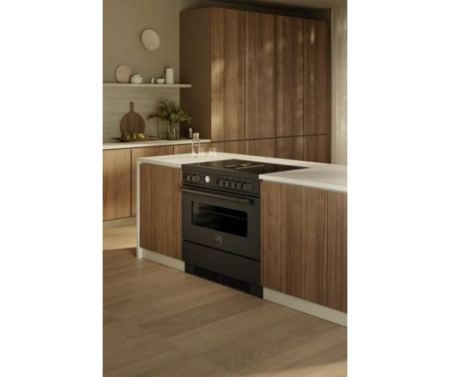Bertazzoni MASCH94I1ENET fornuis met afzuiging ingebouwd in keukeneiland met houten kasten