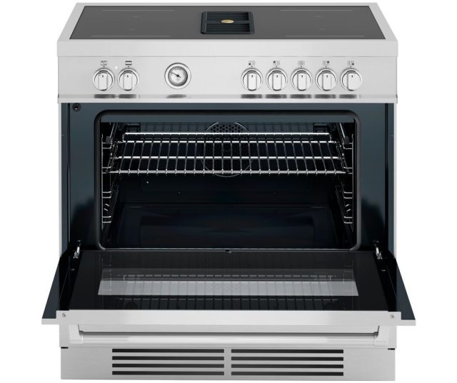 Bertazzoni MASCH94I1EXT fornuis met geopende ovenklep, zichtbare oveninneren met rooster